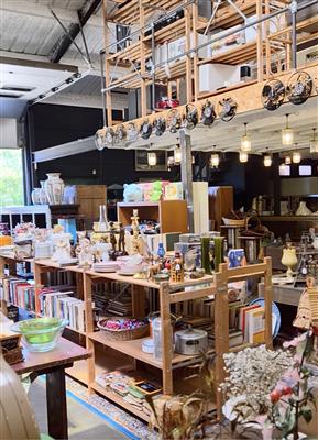      Geen standjes, maar een echte tweedehandswinkel met duizenden items